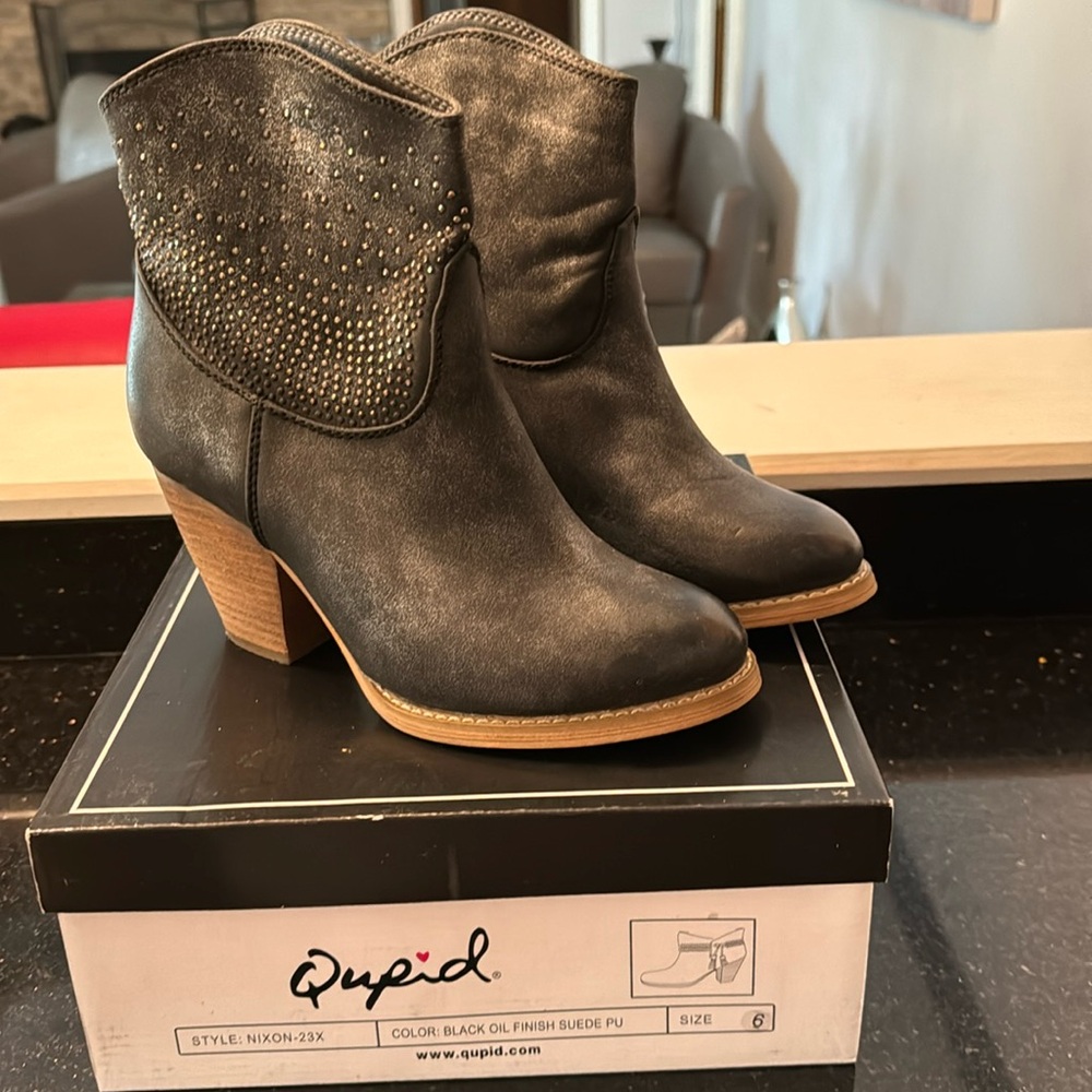 NWT Qupid black metallic booties size 6
